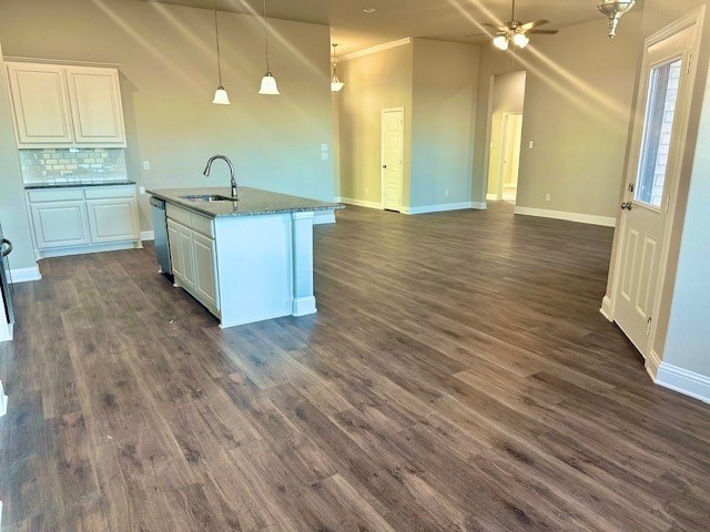 kitchen featuring white cabinets, a kitchen island with sink, dishwasher, and sink