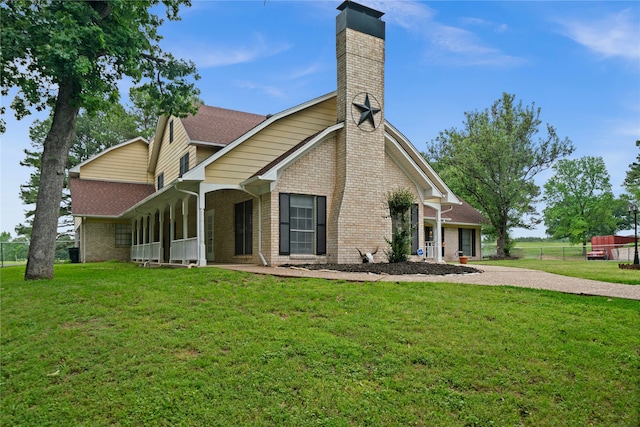 view of front of property with a front lawn