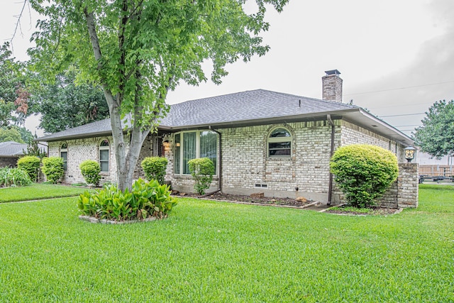 view of front of property featuring a front lawn