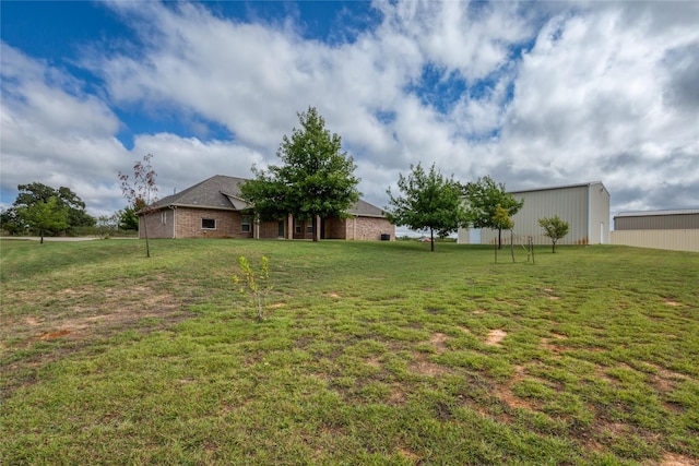 view of yard featuring an outdoor structure