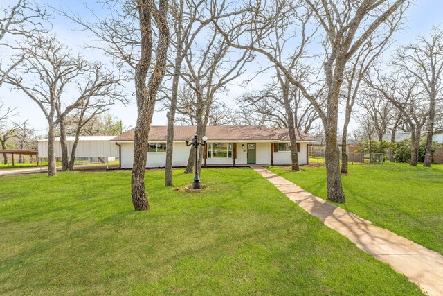 view of front of property featuring a front yard