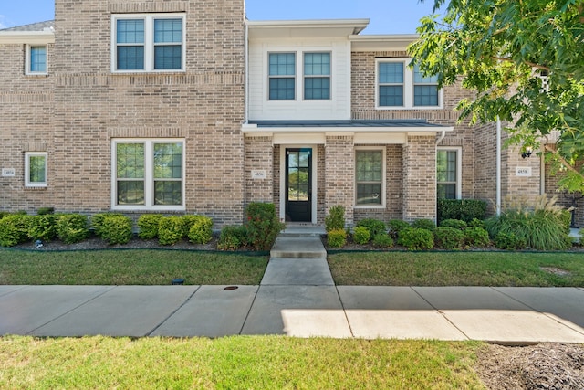 view of front of house featuring a front lawn