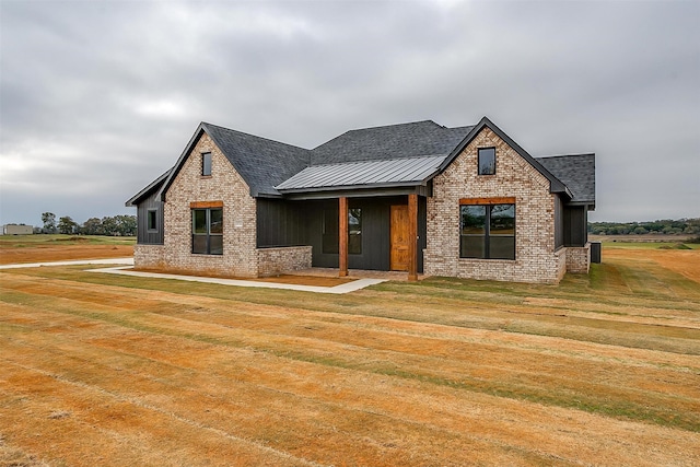 view of front of home featuring a front lawn