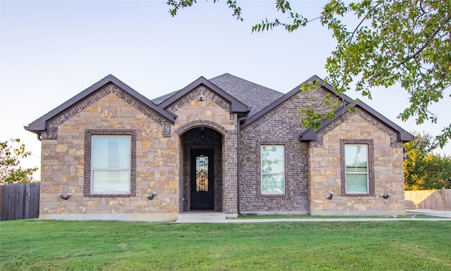 view of front of property featuring a front lawn