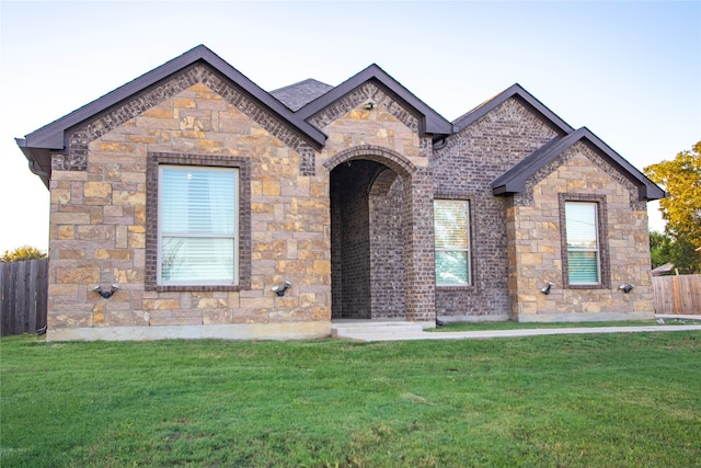 view of front facade featuring a front yard