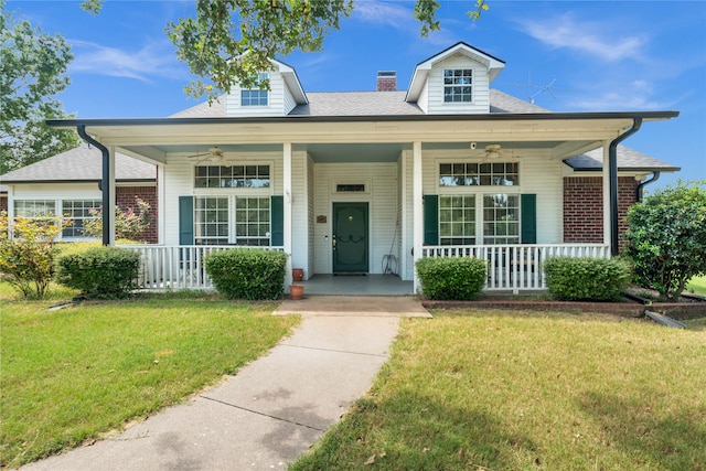 view of front facade with a porch, a front lawn, and ceiling fan