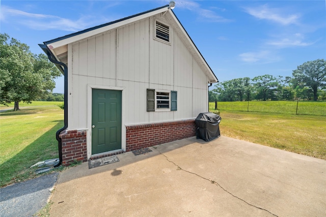 view of outdoor structure featuring a yard