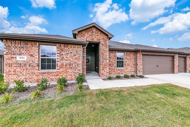 view of front of home featuring a garage and a front yard