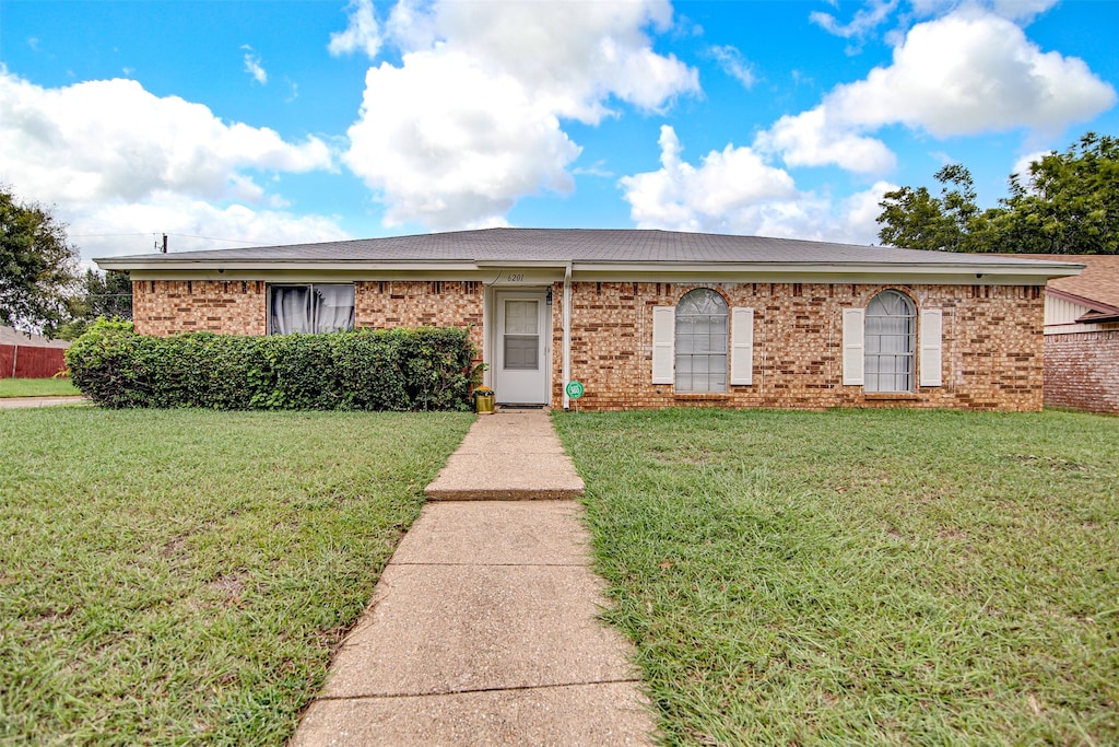 ranch-style home with a front yard