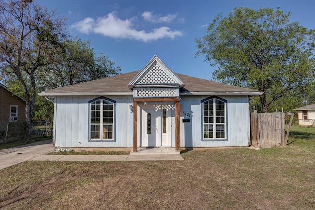 view of front facade featuring a front lawn