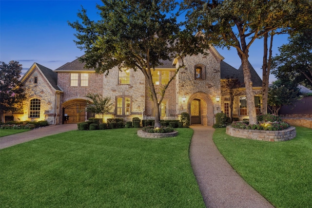 view of front of property featuring a yard