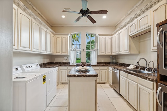 laundry area with independent washer and dryer, sink, crown molding, light tile patterned floors, and ceiling fan