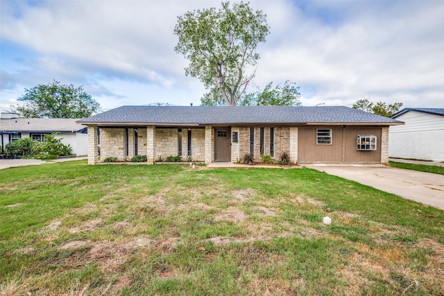 single story home featuring a front lawn