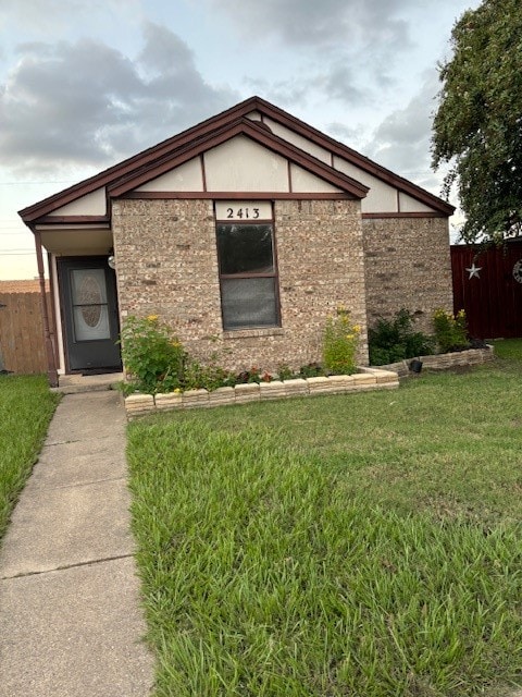 view of front of property featuring a front yard