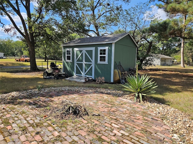 view of outdoor structure featuring a yard