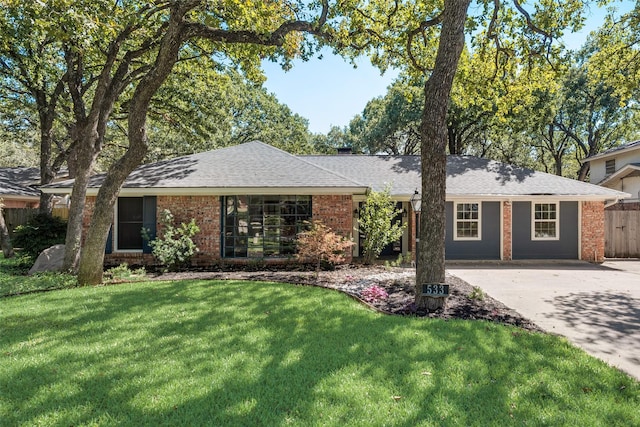 ranch-style house featuring a front yard