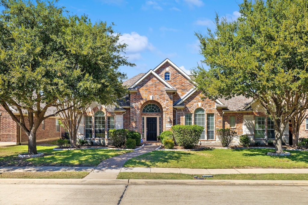 view of front of home featuring a front yard