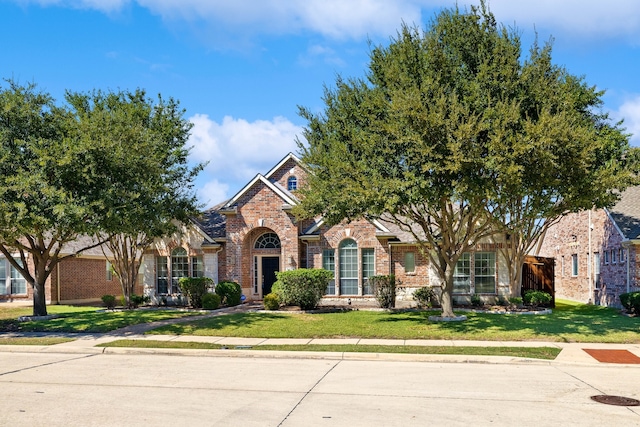 view of front facade featuring a front lawn