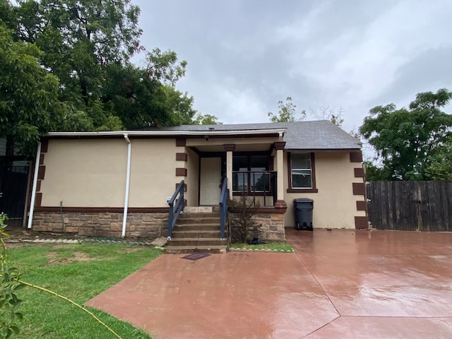 view of front of home featuring a front yard