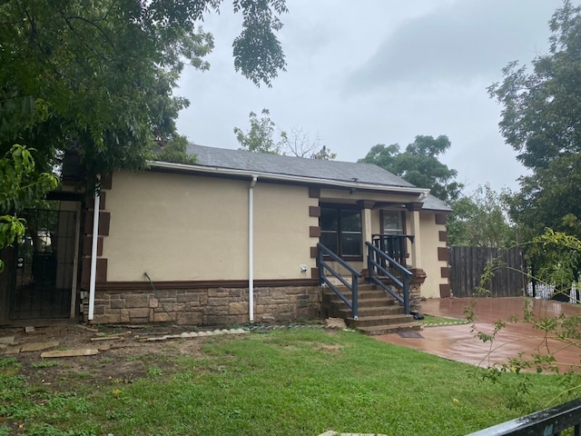 view of front facade featuring a front yard