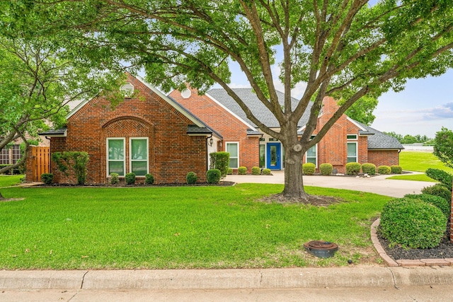 single story home featuring a front yard