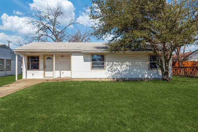 view of front facade with a front yard