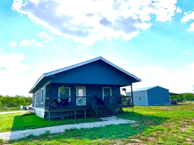 view of front of house with a porch and a front lawn