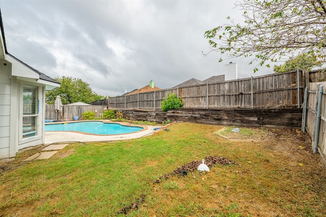 view of yard with a fenced in pool