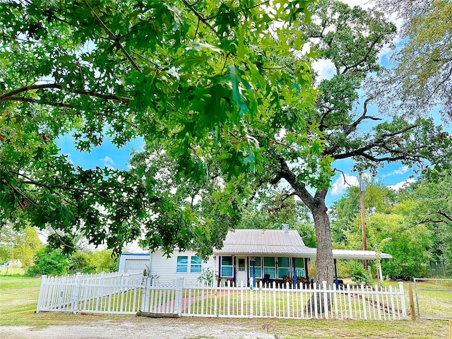 view of front of property featuring a front yard and a porch