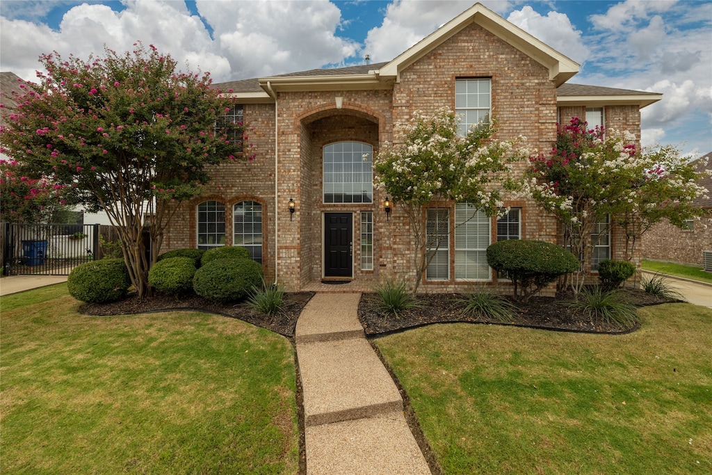 front of property with a front lawn