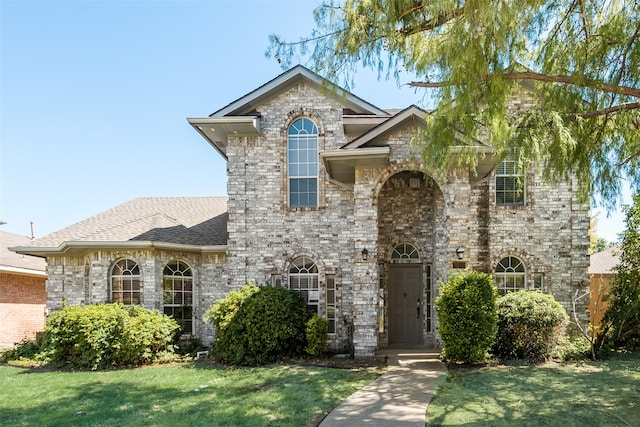 view of front facade with a front lawn