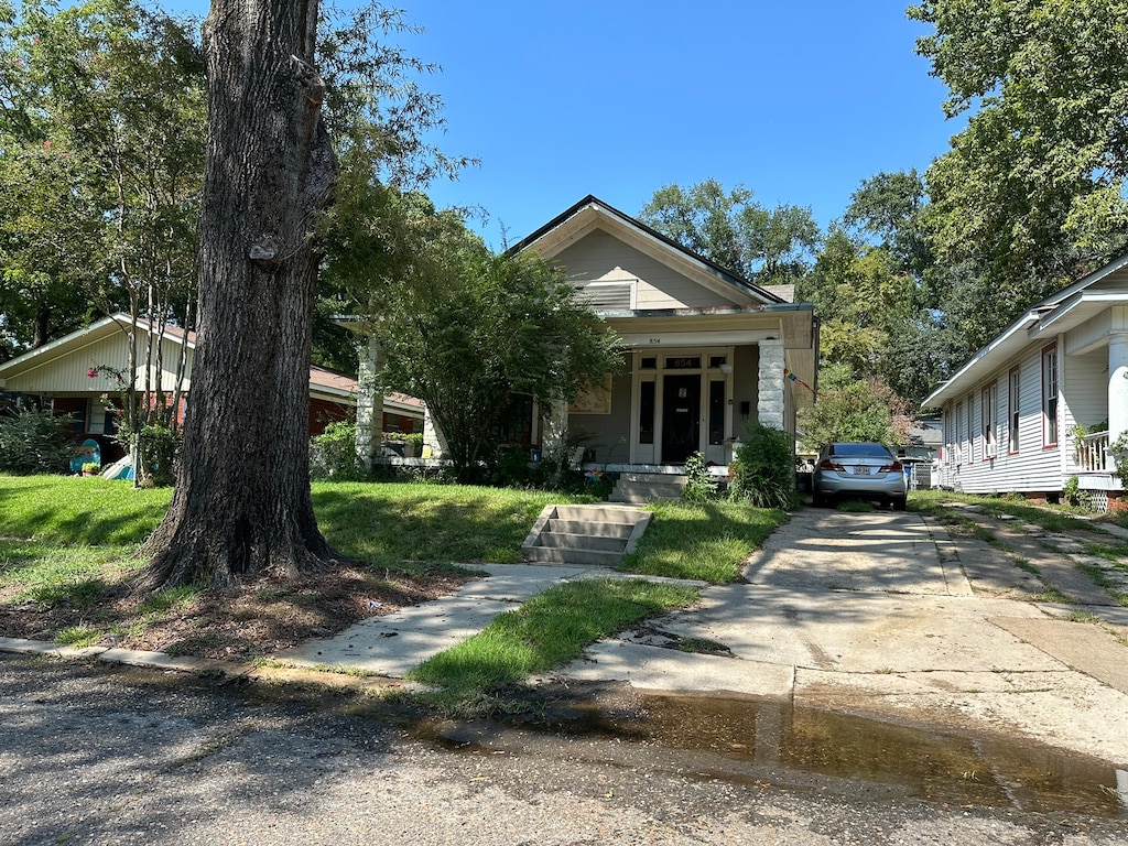 view of front facade with a front yard and a porch