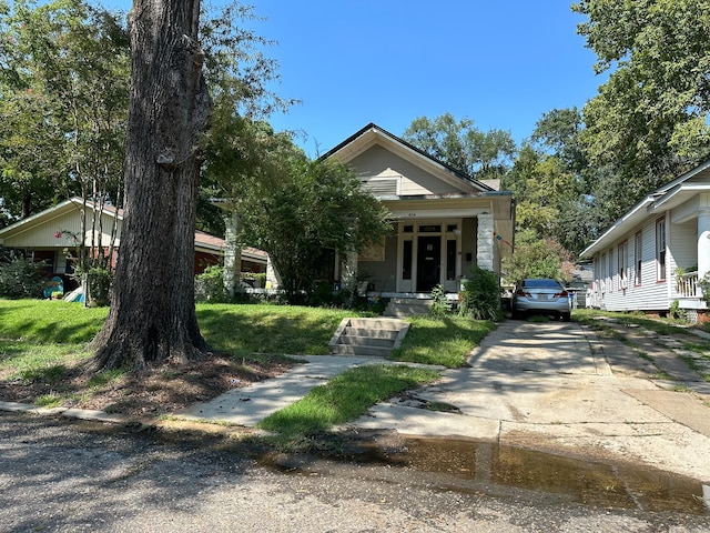 view of front facade with a front yard and a porch