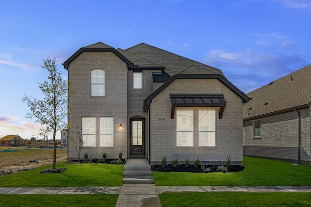 view of front of house featuring a yard