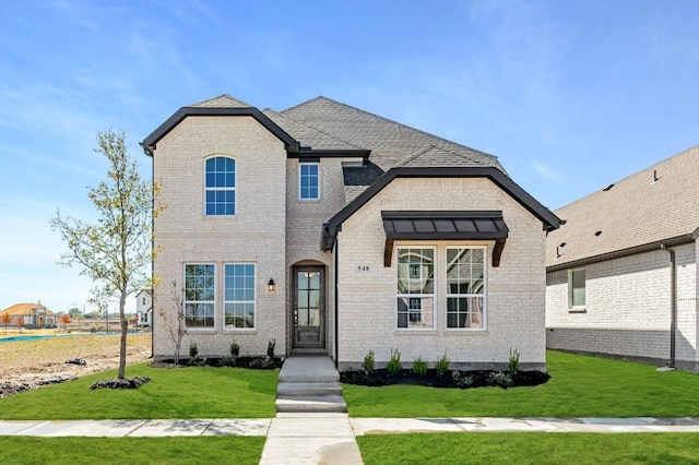 view of front of house featuring a front lawn