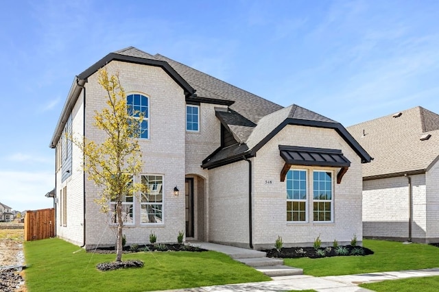 view of front of property featuring a front yard