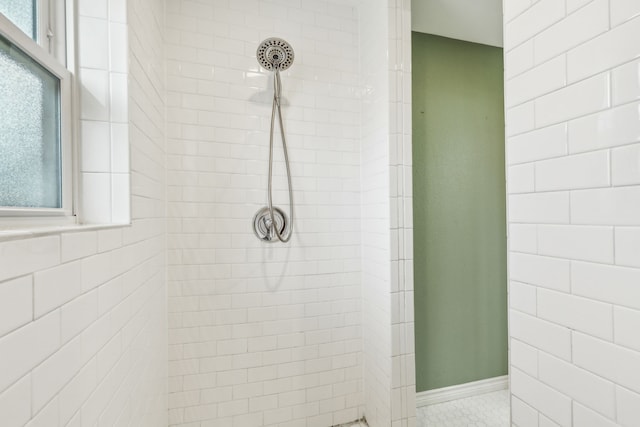 bathroom featuring a wealth of natural light and tiled shower