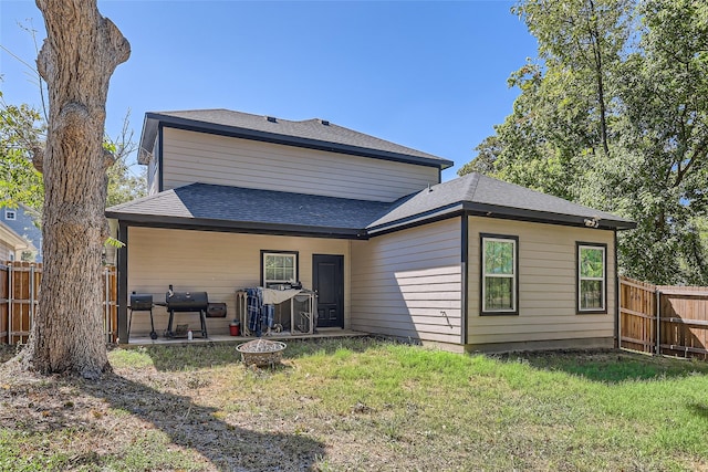 back of house featuring a lawn