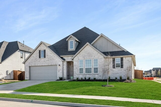 view of front of house featuring a garage and a front yard