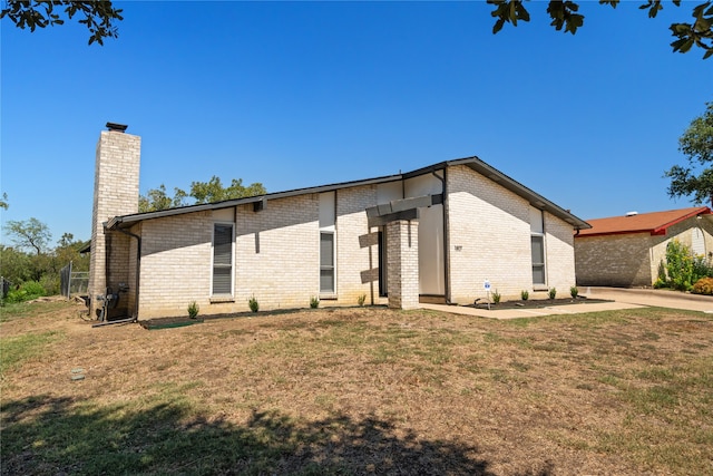 view of front of home with a front lawn