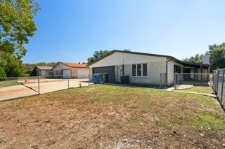 ranch-style house featuring a front lawn