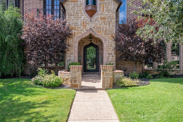 property entrance with a yard