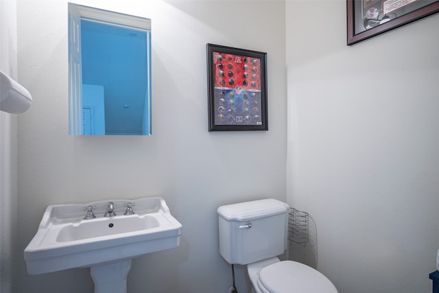 bathroom featuring toilet and sink