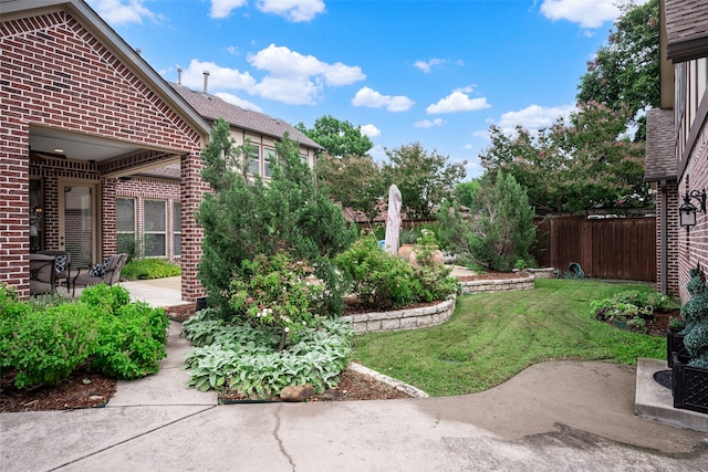 view of yard featuring a patio area