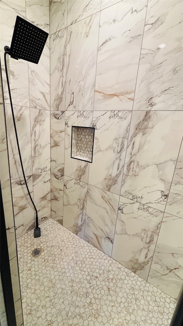 bathroom featuring a tile shower