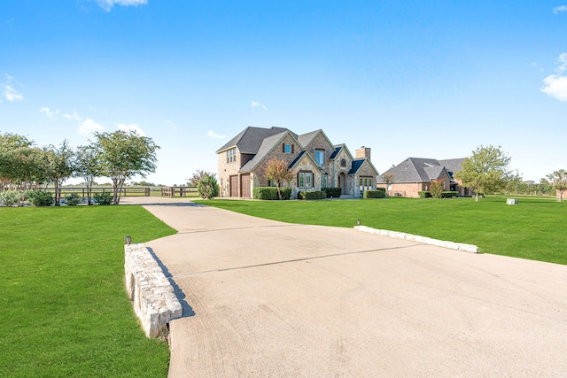 view of front of property featuring a front yard