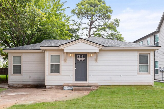 view of front of property with a front lawn