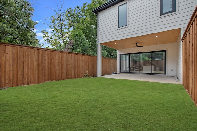 view of yard featuring a patio