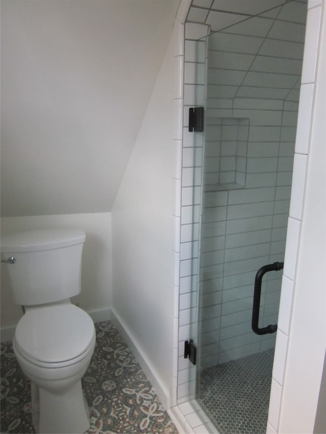 bathroom featuring walk in shower, toilet, and vaulted ceiling