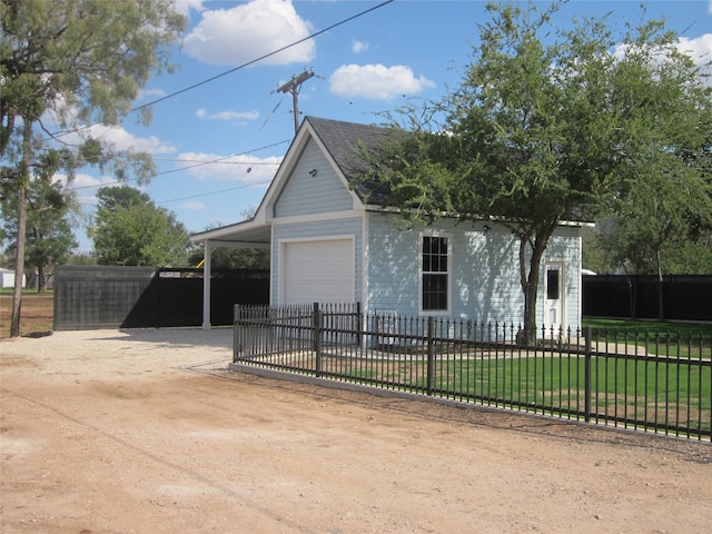 view of front of property featuring an outdoor structure, a garage, a carport, and a front lawn